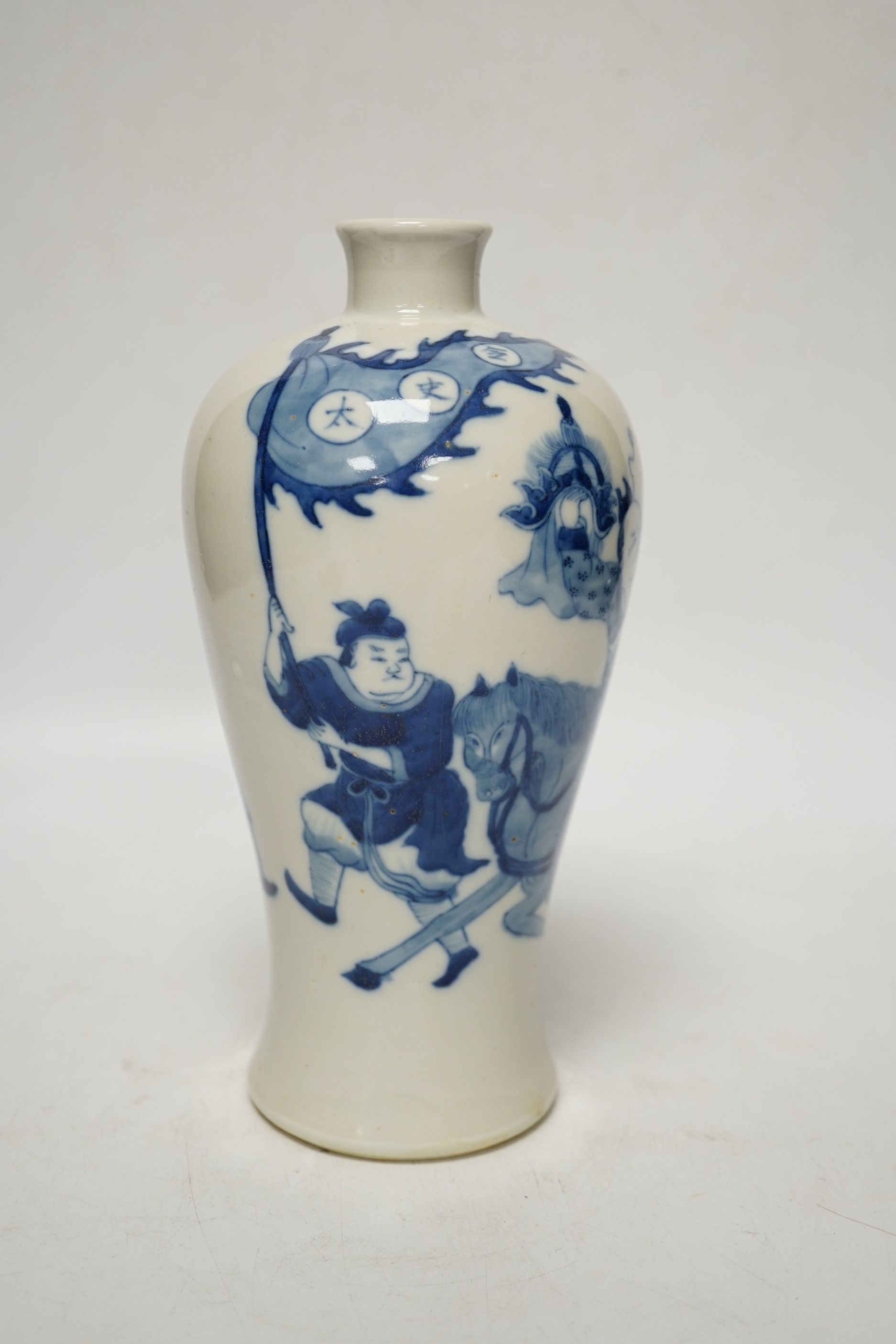 A Chinese blue and white figural baluster vase, 21.5cm